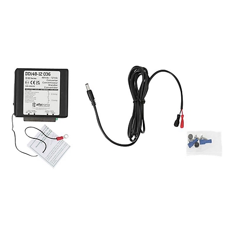 Ein schwarzer Konverter mit Kabeln und Zubehör auf weißem Grund. Auf dem Gerät steht "DDi48-12 036" und "alfatronix".