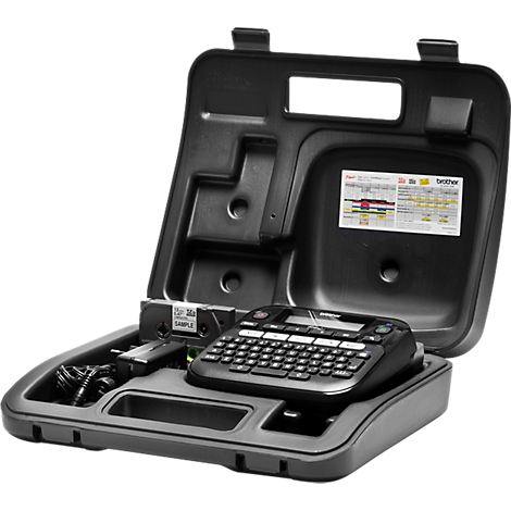 Schwarzer Beschriftungsdrucker mit Tastatur, im geöffneten Koffer. Darin: Bedienungsanleitung, Etikettenrolle.