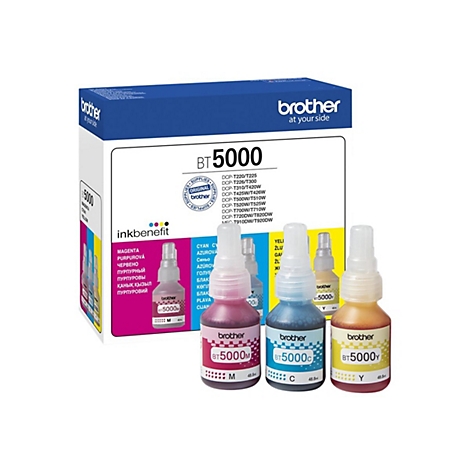 Drei Brother BT5000 Tintenflaschen in Magenta, Cyan und Gelb vor der zugehörigen Produktverpackung.