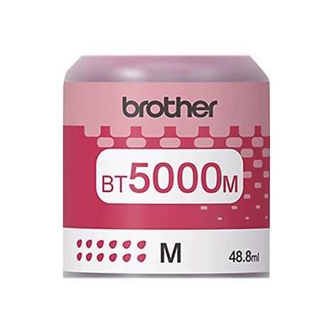 Magenta Brother BT5000M Tintenflasche mit 48,8 ml Kapazität vor neutralem Hintergrund.