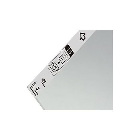 Detailansicht eines weißen Produkts mit schwarz bedruckten Symbolen und Schriftzügen wie A3, B4, Pfeilen und Papierformaten.