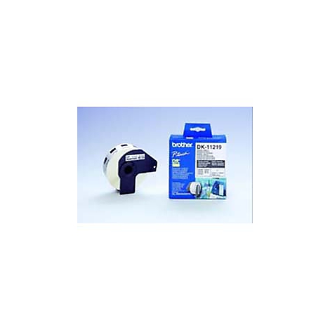 Ein Etikettenrolle und eine blaue Kartonverpackung mit der Aufschrift „brother“.