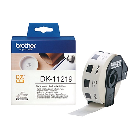 Produktabbildung: Brother DK-11219 Etiketten auf weißem Papier. Schwarze Schrift auf den runden Etiketten, blau-weiße Verpackung.