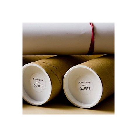 Gros plan de tirages publicitaires roulés dans des tubes en carton marron. Les extrémités des tubes portent des étiquettes avec 'Advertising' et des numéros de travaux.