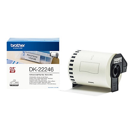 Zwei Etikettierband-Rollen; eine in Blau, die andere in Weiß. Schwarzer Aufdruck auf weißem Papier. Texte: „DK-22246“, „Archive 10/08“. Brother-Logo.
