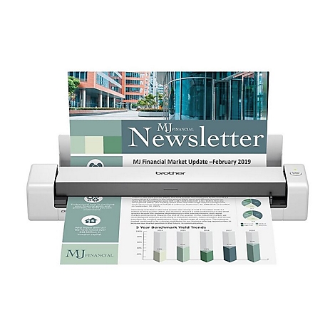 Weißer Scanner mit eingelegtem Newsletter-Papier. Im Hintergrund Gebäude. Auf dem Papier steht "MJ Financial Newsletter" und "Brother".