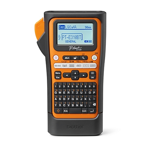 Ein Etikettiergerät in Schwarz und Orange mit Display und Tastatur, das auf weißem Grund steht.