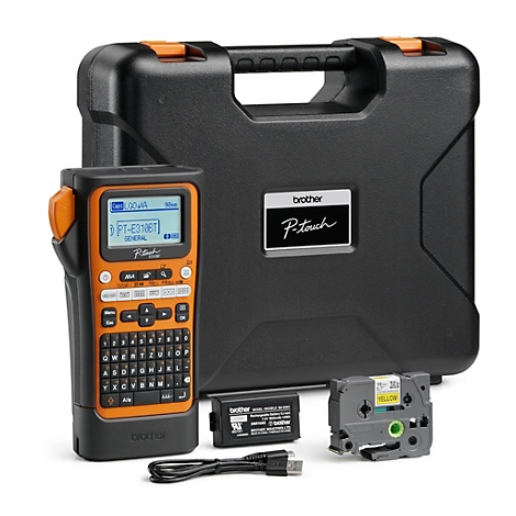 Ein Etikettendrucker in Orange und Schwarz, Zubehör wie Akku und Schriftband. Auf der schwarzen Box steht "P-Touch".