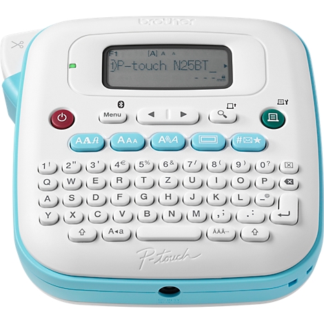 Hellblau-weißes Etikettiergerät mit Tastatur, Display und Schriftzug P-touch. Das Display zeigt 'P-touch N25BT' an.