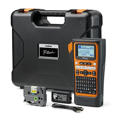 Zwarte koffer, labelprinter en accessoires. De printer is oranje en zwart met een display en toetsenbord. 'P-touch' is zichtbaar op de koffer.
