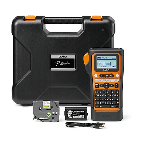 Zwarte en oranje labelprinter en accessoires. Printer met display, toetsenbord en de woorden "P-touch". Met koffer, labelrol, batterij en kabels.
