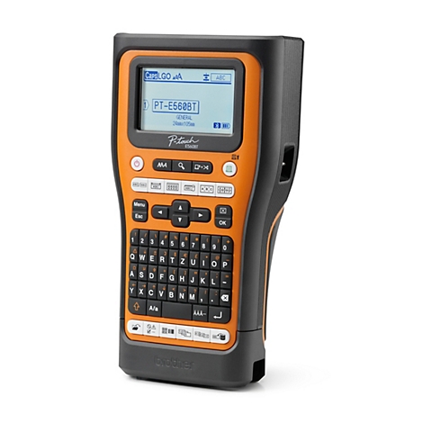 Oranje en zwarte labelprinter met display en toetsenbord. Op het display staat "PT-E560BT".