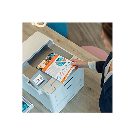 Eine Person entnimmt ein gedrucktes Papier mit "Business Update" aus einem Brother-Drucker. Auf dem Bildschirm ist ein Menü zu sehen.