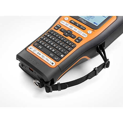 Gros plan d'une étiqueteuse noire et orange avec clavier et sangle de transport.