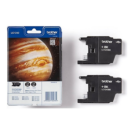 Eine Packung und zwei schwarze Druckerpatronen von Brother. Auf der Verpackung ist ein Bild vom Jupiter abgebildet.