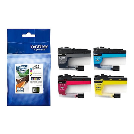 Ein Set von Brother Tintenpatronen, LC426. Auf der linken Seite befindet sich eine Verpackung, rechts daneben Patronen in Schwarz, Cyan, Magenta und Gelb.