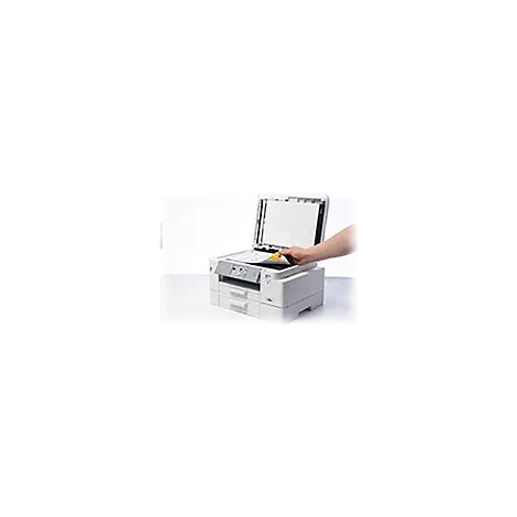 Ein weißer Drucker mit geöffnetem Deckel. Eine Hand legt ein Blatt Papier ein.