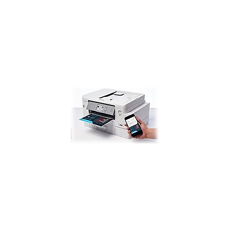 Ein weißer Drucker druckt ein farbiges Dokument. Daneben wird ein Smartphone mit Diagrammen gehalten.