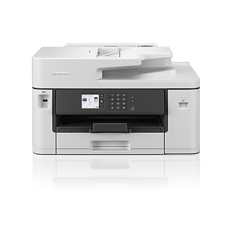 Weißer Brother-Multifunktionsdrucker vor weißem Hintergrund. Sichtbar sind Display, Tastenfeld, Papierausgabe und -fach.