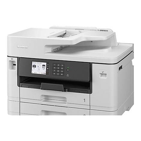 Ein weißer Brother-Multifunktionsdrucker mit Bildschirm und Zifferntasten. Die Schrift zeigt: Kopie, Scan, Fax. Auf dem Display Datum und Uhrzeit.