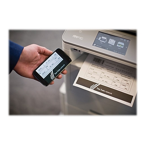 Eine Hand hält ein Smartphone mit einem Zugticket, daneben ein Drucker, der das Ticket ausdruckt.