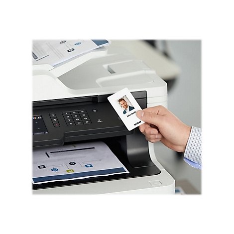 Eine Hand hÃ¤lt einen Mitarbeiterausweis vor einem Drucker. Der Ausweis zeigt ein Foto und den Namen John Smith. Der Drucker ist weiÃŸ und schwarz.