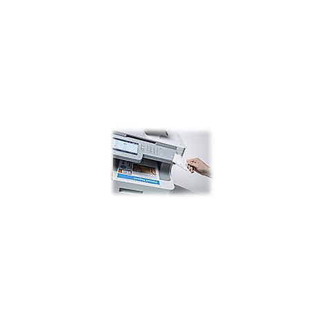 Hand entnimmt Blatt aus Drucker. Auf dem Papier ist Text zu sehen.