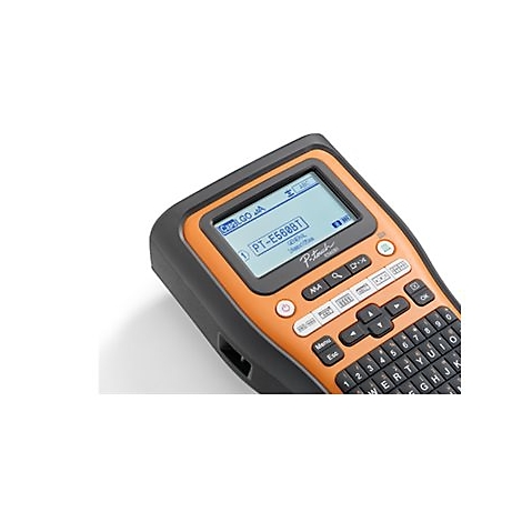 Ein Beschriftungsgerät mit Bildschirm, Tastatur und Display, orangefarbenes Gehäuse. Der Bildschirm zeigt Text. Schwarze Tasten und ein schwarzer Rahmen.