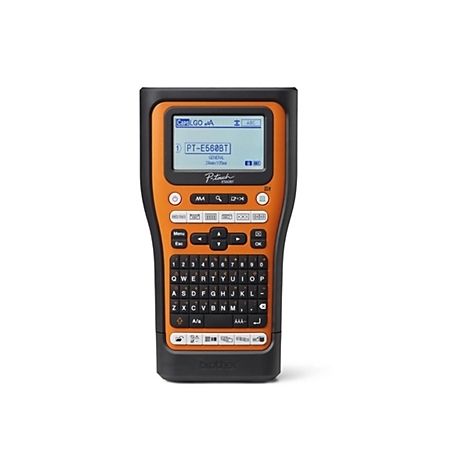 Ein schwarzes und orangefarbenes Beschriftungsgerät mit Bildschirm und Tastatur, das vor weißem Hintergrund steht.