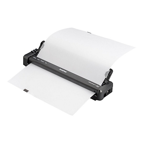 Mobiler Drucker von Brother. Das Gerät, schwarz, druckt Papier aus. Das Papier ist an beiden Enden sichtbar. Der Schriftzug Brother ist lesbar.