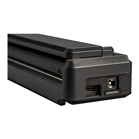 Nahaufnahme eines schwarzen elektronischen Geräts mit USB-C-Anschluss und Stromanschluss.