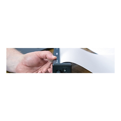 Hand hÃ¤lt einen SchwarzweiÃŸdruck, Papier wird aus einem Drucker gezogen.