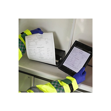 Sanitäter hält Tablet und Formular mit Patienteninformationen. Blaue Handschuhe, Warnweste. Auf Formular steht: Patientenregistrierungsformular.
