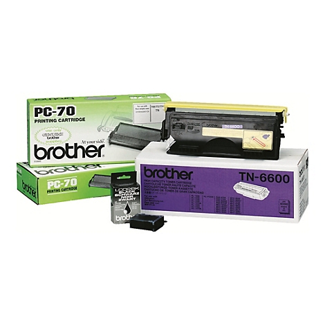 Diverses cartouches et accessoires d'imprimante Brother sont disposés sur un fond blanc. Les cartouches sont emballées dans des boîtes étiquetées PC-70 et TN-6600.