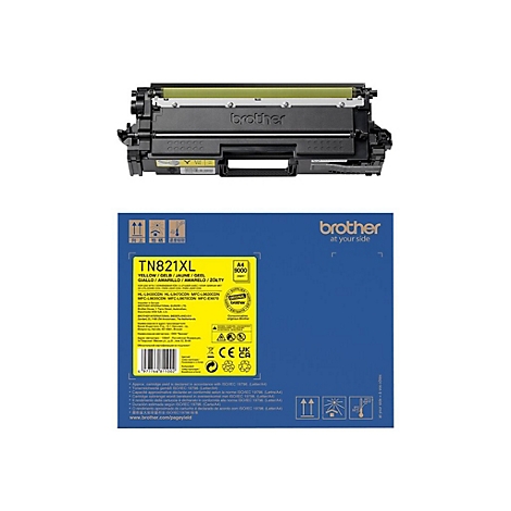 Ein gelber Brother-Toner TN821XL, teilweise in der Verpackung. Auf der Verpackung sind verschiedene Textinformationen und Logos abgebildet.