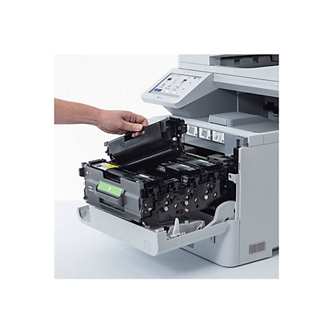 Eine Hand setzt eine Tonerkartusche in einen geöffneten Drucker ein. Der Drucker ist hellgrau und auf weißem Hintergrund.