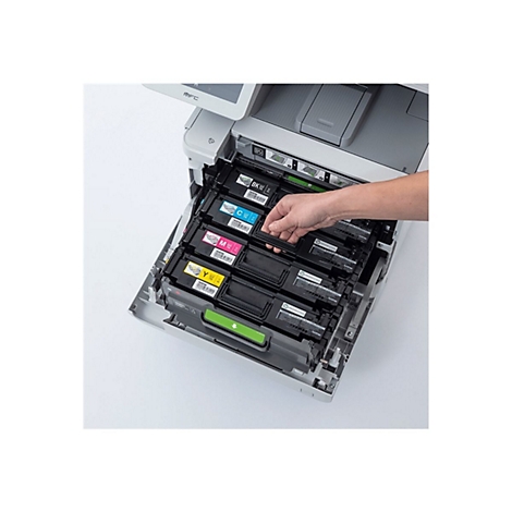Nahaufnahme einer Person, die eine Druckerpatrone in einen Drucker einsetzt. Farben: Schwarz, Cyan, Magenta, Gelb. Die Farben sind farblich markiert.