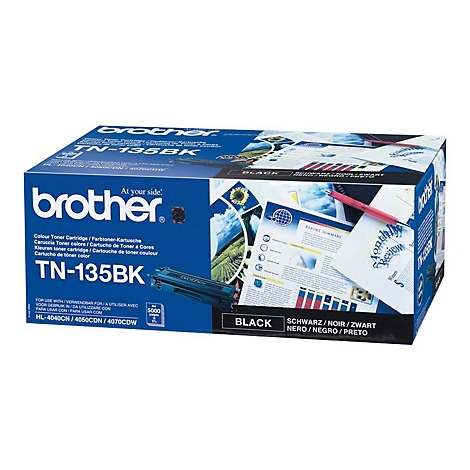 Eine Brother-Tonerkartusche TN-135BK in ihrer Verpackung, mit Texten wie "BLACK", "5000 pages" und dem Brother-Logo.