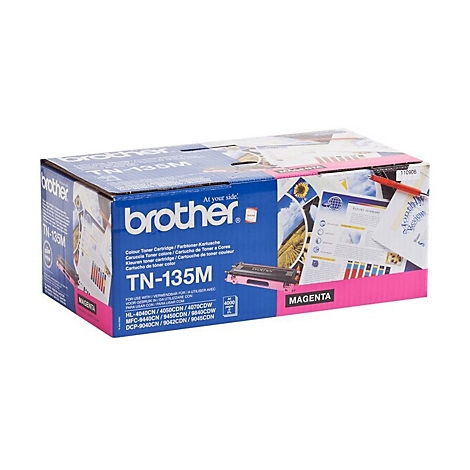 Ein rechteckiger Brother-Toner in einer Schachtel mit rosa Akzenten und der Aufschrift "TN-135M".