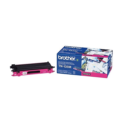 Eine magenta Tonerkartusche und die dazugehörige Verpackung vor weißem Hintergrund. Auf der Verpackung steht "Brother TN-135M".