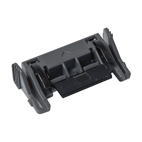 Grauer Kunststoff-Clip mit schwarzem Detail, leicht schräg von oben fotografiert.