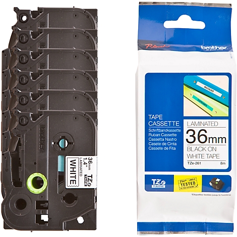 Verschillende zwarte labelcassettes aan de linkerkant. Rechts een witte verpakking met productinformatie.
