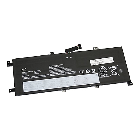Eine Laptop-Batterie, rechteckig, schwarz, mit Aufklebern, Logos und Warnhinweisen. Ein Stecker ragt heraus.