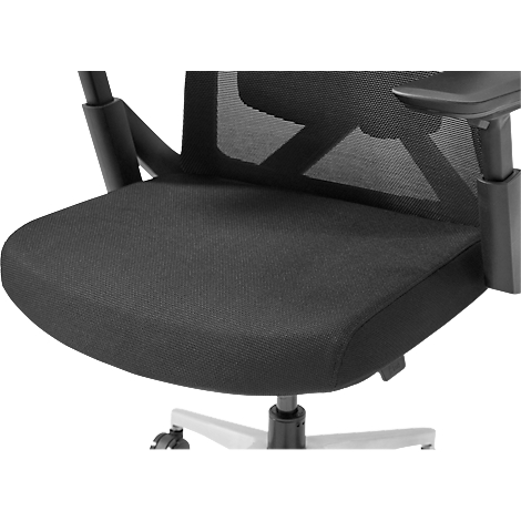 Detailaufnahme des schwarzen Sitzes eines Bürostuhls mit Netzrücken und Armlehnen.