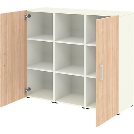 Armoire blanche avec portes en bois, ouverte. Vue intérieure avec compartiments. Les portes sont en bois clair.