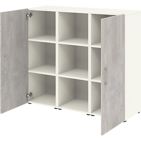 Armoire cubique blanche avec portes ouvertes. Portes grises imitation bois, étagères pour le rangement derrière.