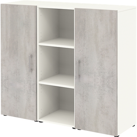 Armoire blanche avec portes grises et compartiments ouverts. L'armoire a trois étagères et de simples poignées argentées.
