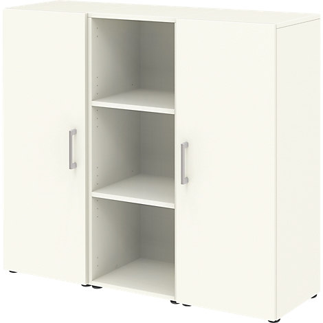 Meuble beige avec portes, poignées argentées et trois étagères ouvertes. Pieds noirs pour la stabilité.