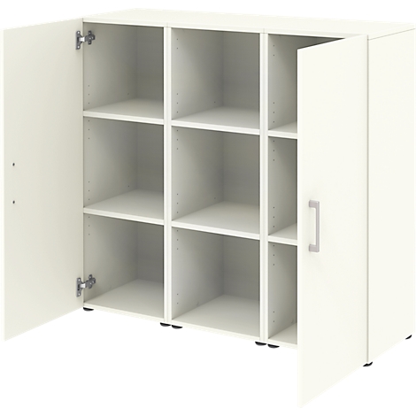 Armoire blanche avec neuf compartiments, les portes sont ouvertes.