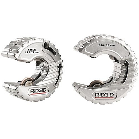 Twee zilveren pijpsnijders, elk met het 'RIDGID' logo en maatindicaties, pijlen voor richting en tekst 'C15/22 15 & 22 mm' of 'C28 - 28 mm'.